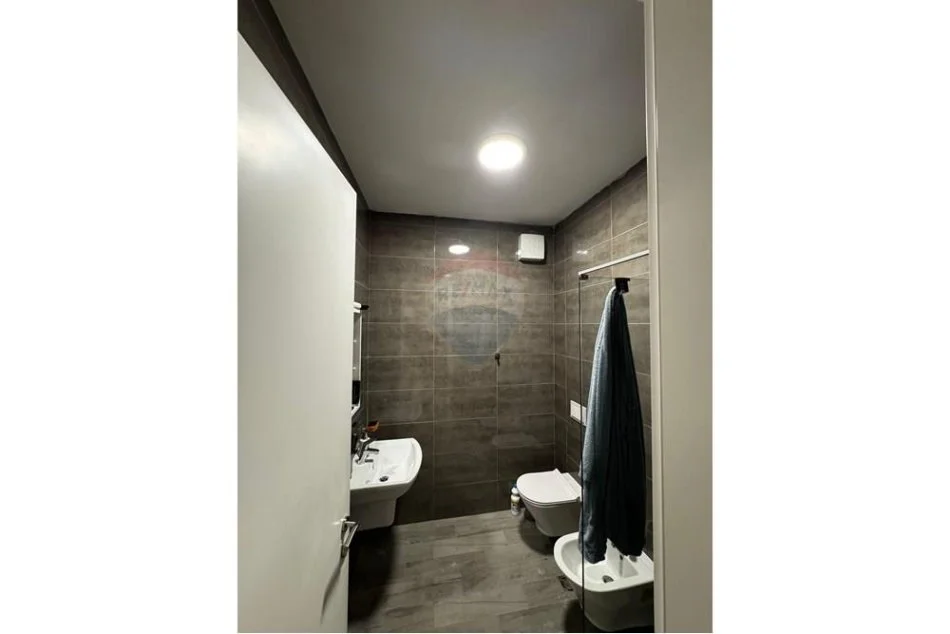 Tirane, jepet me qera apartament 1+1 , 74 m² 700 € (Kompleksi Delijorgji)