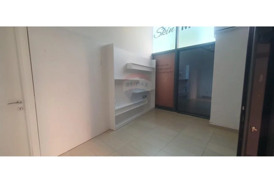 Tirane, jepet me qera Kati 0, 20 m² 300 € (Myslym Shyr, Tregu Cam)