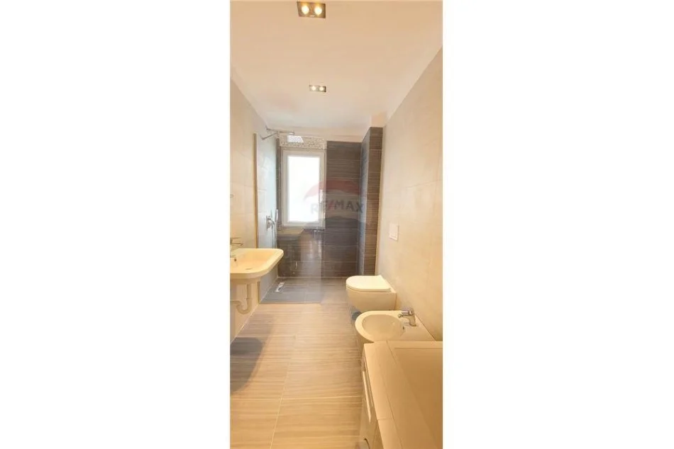 Tirane, jepet me qera apartament 1+1 Kati 5, 65 m² 800 € (Rruga e Barrikadave - Qendër,)