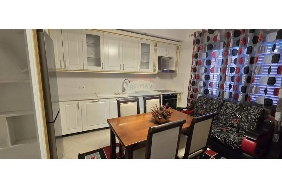 Tirane, jepet me qera apartament 3+1 , 177 m² 650 € (Selite, Tirane)