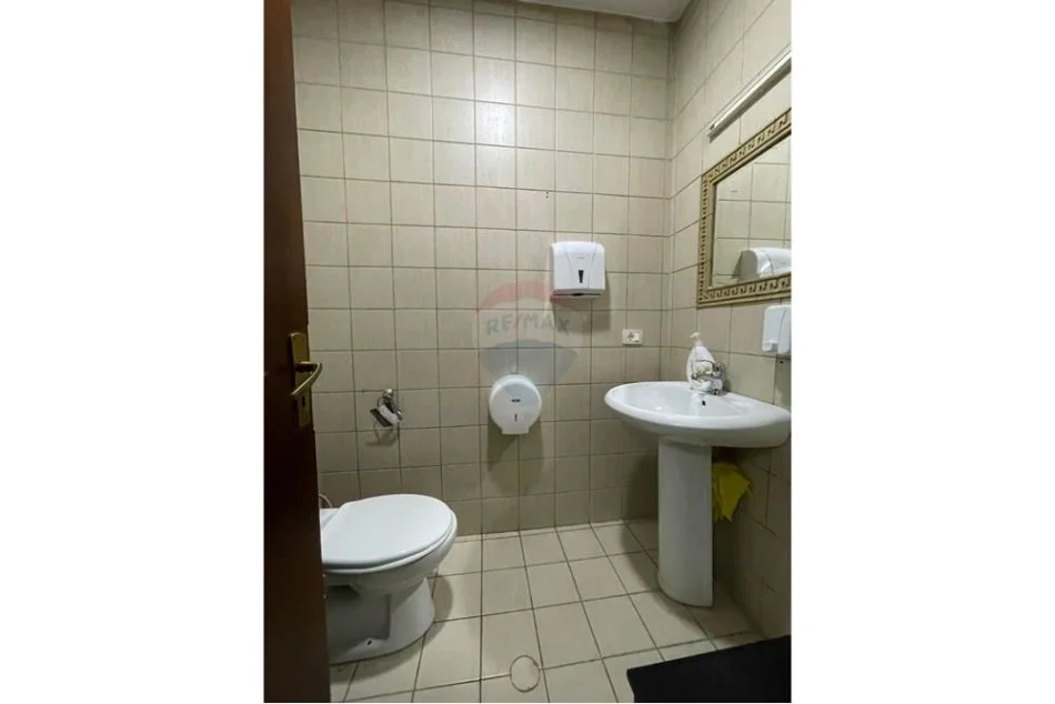 Tirane, jepet me qera zyre Kati 2, 110 m² 800 € (Rruga e Elbasanit)