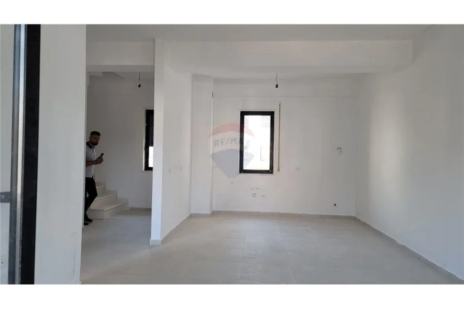 Tirane, shes apartament duplex 4+1 Kati 0, 208 m² 398.500 € (Rruga e Zallit - Rezidenca Kodra e Diellit, Shqipëri)