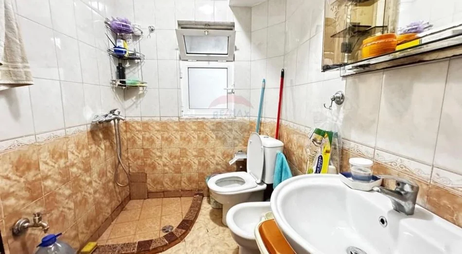 Tirane, jepet me qera 1+1 , 55 m² 380 € (Oxhaku tek Porcelane)