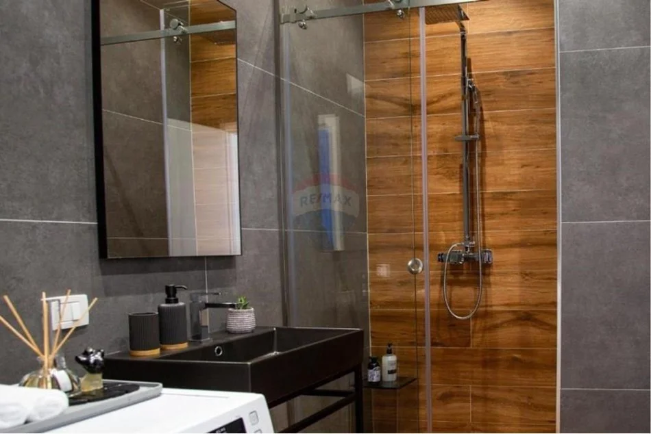 Tirane, jepet me qera apartament 1+1 , 55 m² 550 € (Ali Demi,)