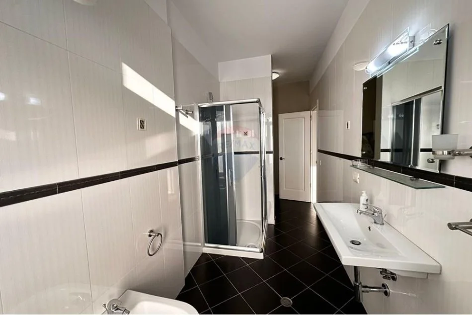 Tirane, jepet me qera apartament 1+1 Kati 5, 85 m² 800 € (Myslym Shyri)