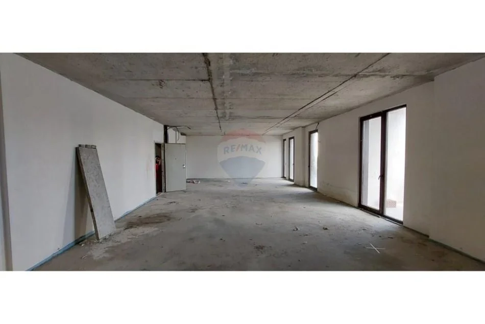 Tirane, jepet me qera zyre Kati 1, 156 m² 2.000 € (Rruga Kosovareve)