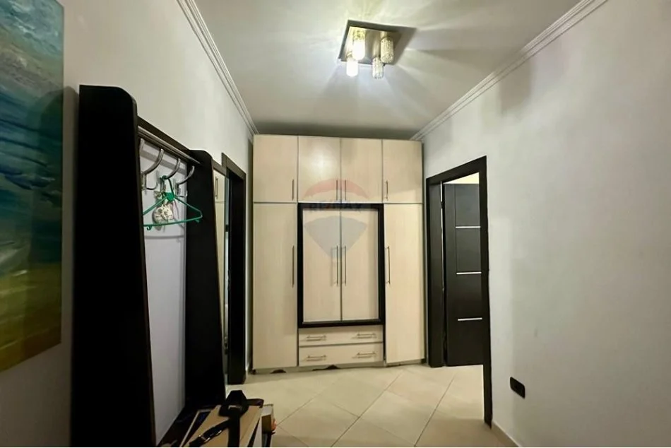 Tirane, jepet me qera apartament 1+1 Kati 2, 120 m² 550 € (21 Dhjetori, Shqipëri)