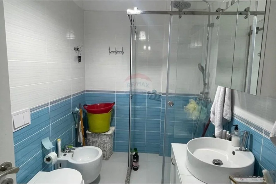 Tirane, jepet me qera apartament 1+1 , 70 m² (Ali Demi)