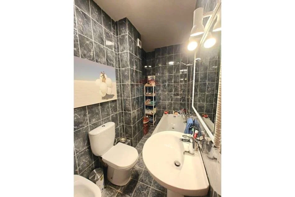 Tirane, jepet me qera apartament 2+1+Ballkon Kati 5, 125 m² 1.000 € 