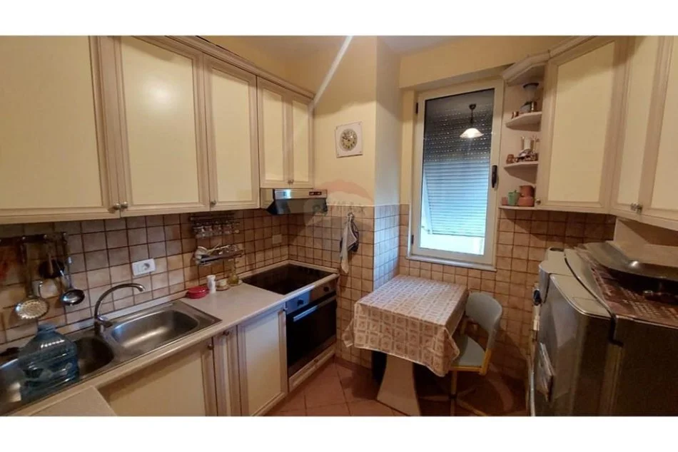 Tirane, jepet me qera apartament 1+1 , 75 m² 600 € (bllok)