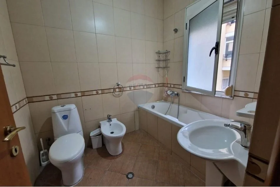 Tirane, jepet me qera 1+1 Kati 4, 70 m² 500 € (kodra e diellit)