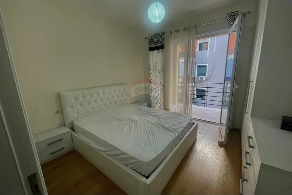 Tirane, jepet me qera apartament 2+1 Kati 2, 80 m² 550 € (rruga Bill Klinton)