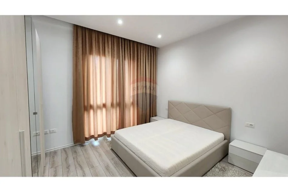 Tirane, jepet me qera apartament 1+1 Kati 8, 85 m² 750 € (21 Dhjetori, Rruga e Kavajes)