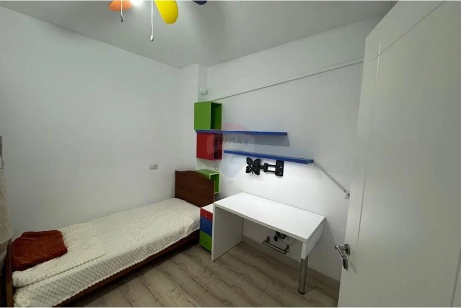Tirane, jepet me qera apartament 2+1 Kati 4, 70 m² 650 € (Komuna e Parisit)