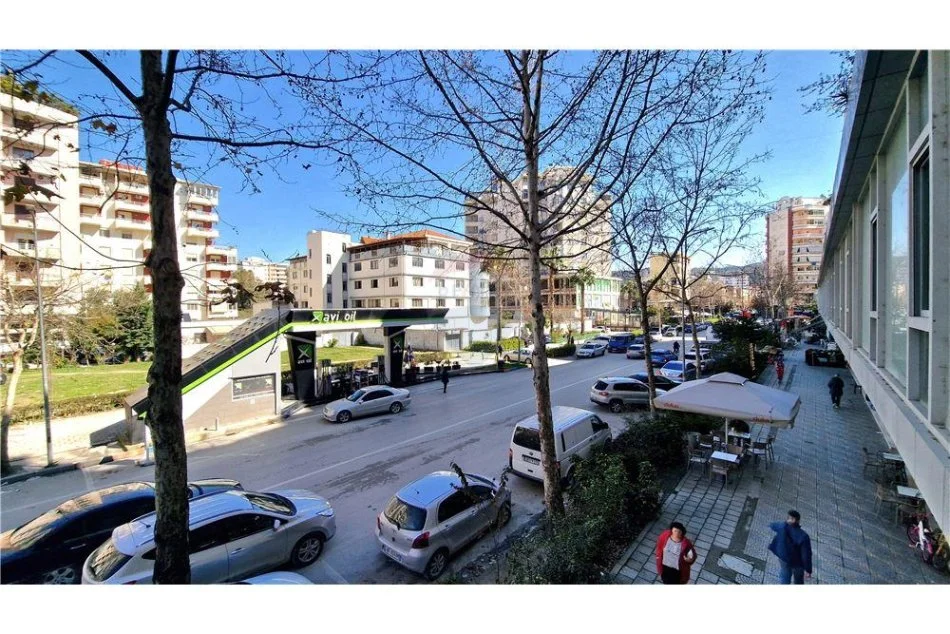 Vlore, jepet me qera ambjent biznesi Kati 2, 160 m² 900 € (Rr.Cipajve)