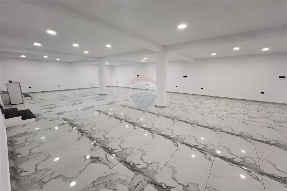 Vlore, jepet me qera ambjent biznesi Kati 0, 240 m² 2.000 € (Blv.Ismail Qemali)