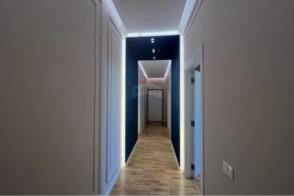Tirane, jepet me qera zyre Kati 7, 120 m² 1.200 € (Rruga e Kavajes)