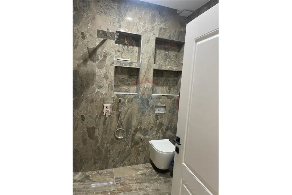 Vlore, jepet me qera apartament 1+1 , 65 m² 500 € (Uje i Ftohte)