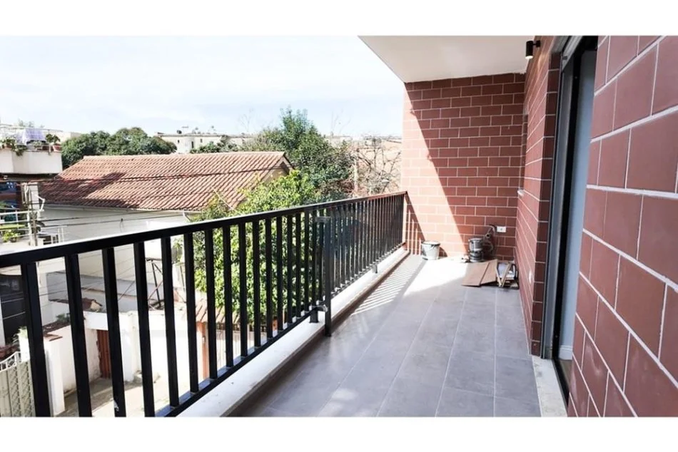 Tirane, jepet me qera apartament 2+1 Kati 1, 93 m² 650 € (PER QERA AP 2+1 +GARAZHD TE VILA GOLD)