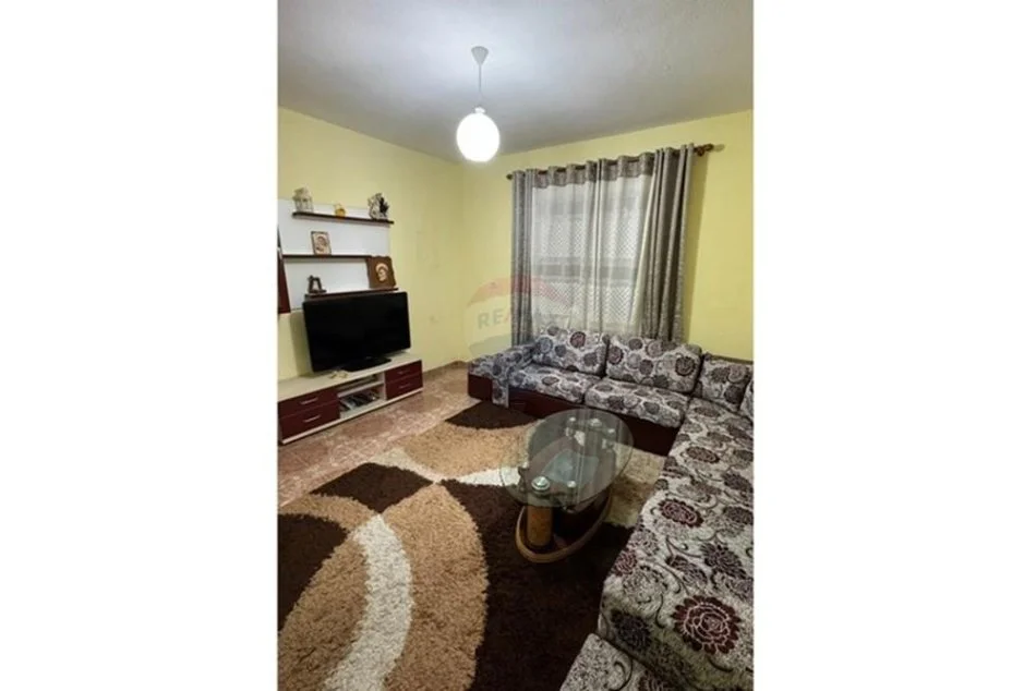 Tirane, jepet me qera apartament 2+1 Kati 1, 100 m² 430 € (APARTAMENT 2+1 PER QIRA PRANE SPITALIT USHTARAK!)