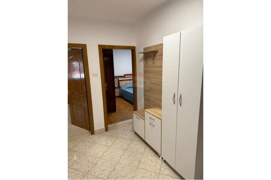 Tirane, jepet me qera apartament 3+1 Kati 4, 80 m² 600 € (Rr. Fortuzi)