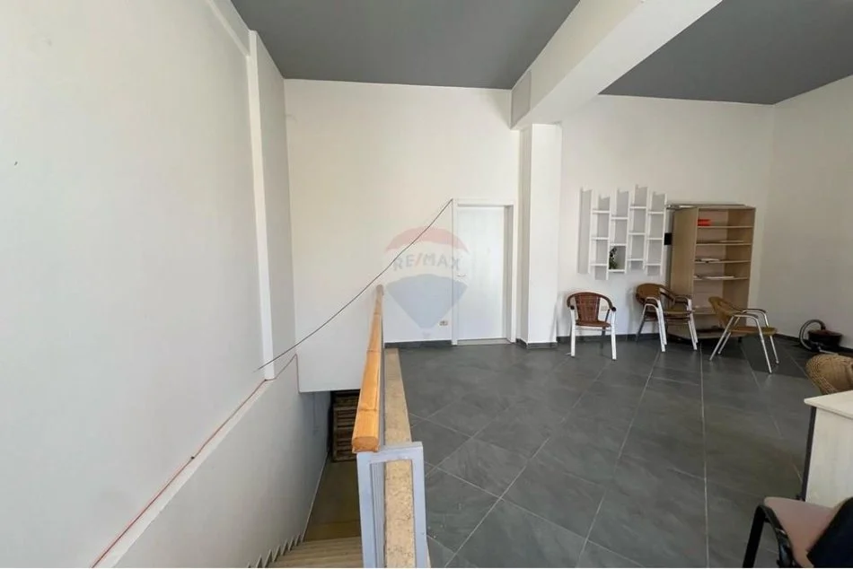 Tirane, shes ambjent biznesi Kati 0, 386 m² 350.000 € (AMBIENT PER SHITJE TEK RRUGA RIZA CEROVA!)