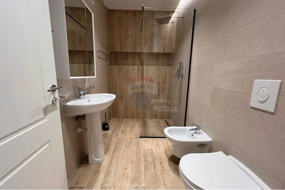 Tirane, jepet me qera apartament 2+1+Ballkon Kati 5, 98 m² 650 € (TEODOR KEKO)