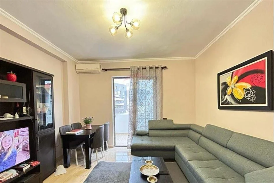 Tirane, jepet me qera apartament 1+1+Ballkon Kati 4, 75 m² 600 € 