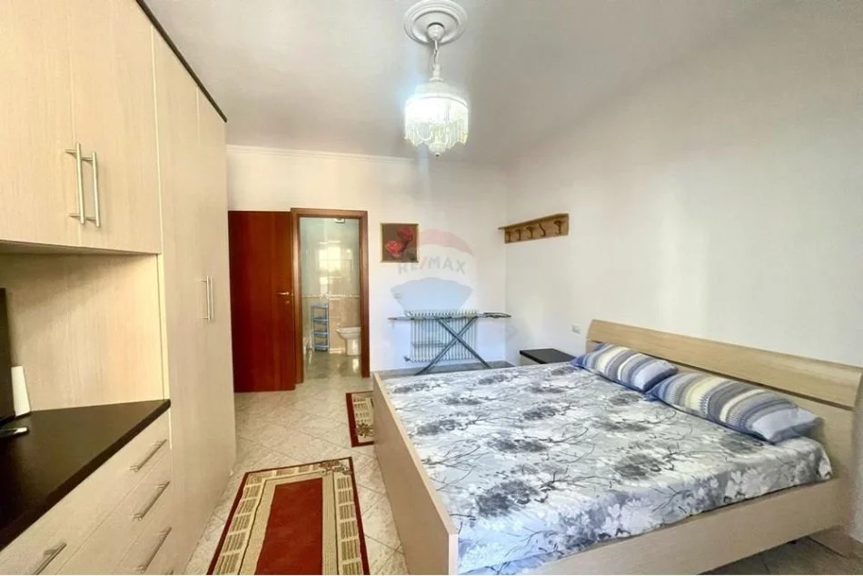 Tirane, jepet me qera apartament 2+1+Ballkon Kati 4, 120 m² 750 € (Komuna e Parisit)