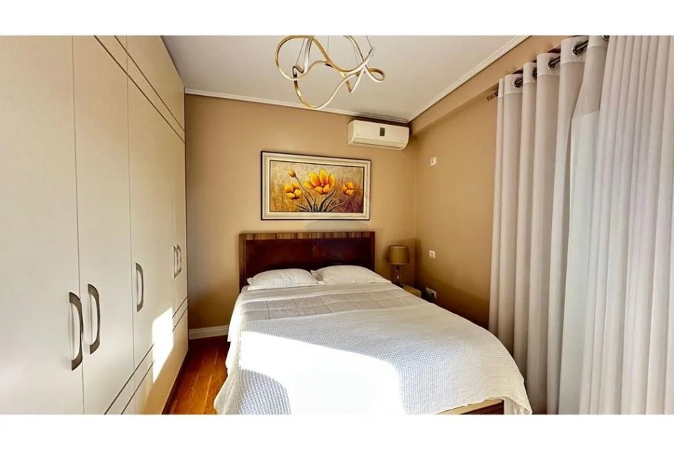 Tirane, jepet me qera apartament 2+1 , 80 m² 1.300 € (Rr. Myslym Shyri)