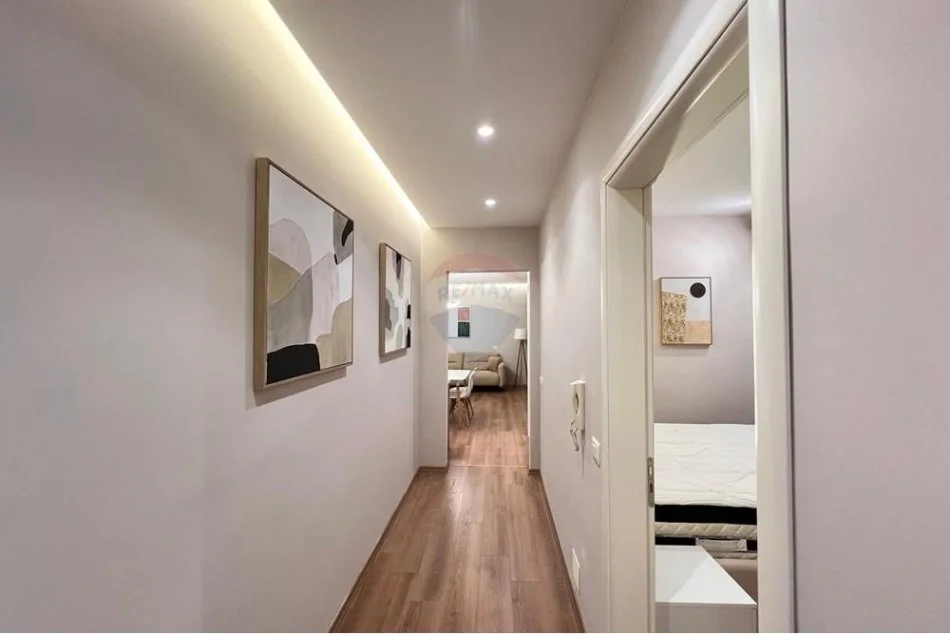 Tirane, jepet me qera apartament 2+1 , 87 m² 900 € (Globe, Rr. e Kavajes)