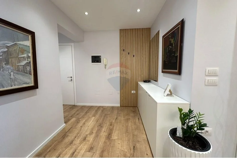 Tirane, jepet me qera apartament 1+1 , 80 m² 800 € (Selvia)