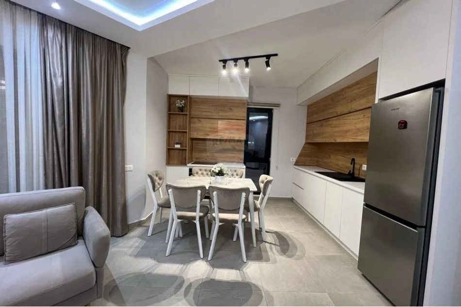 Tirane, jepet me qera apartament 2+1 , 99 m² 750 € (Farmacia 10)