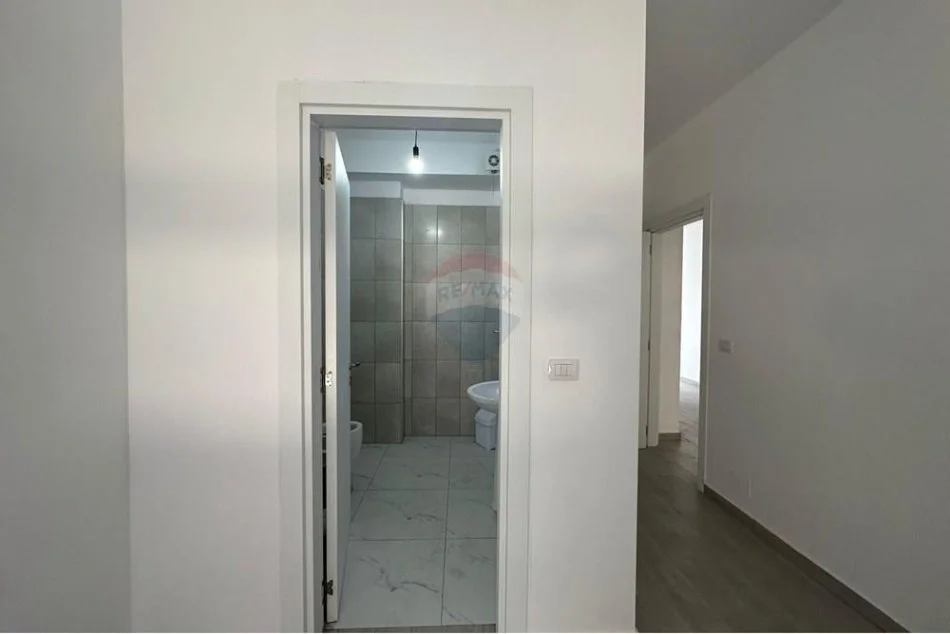 Tirane, jepet me qera ambjent biznesi , 450 € (Ish Dogana)