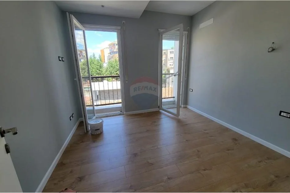 Tirane, jepet me qera apartament duplex 2+1 , 77 m² 600 € (brryli)