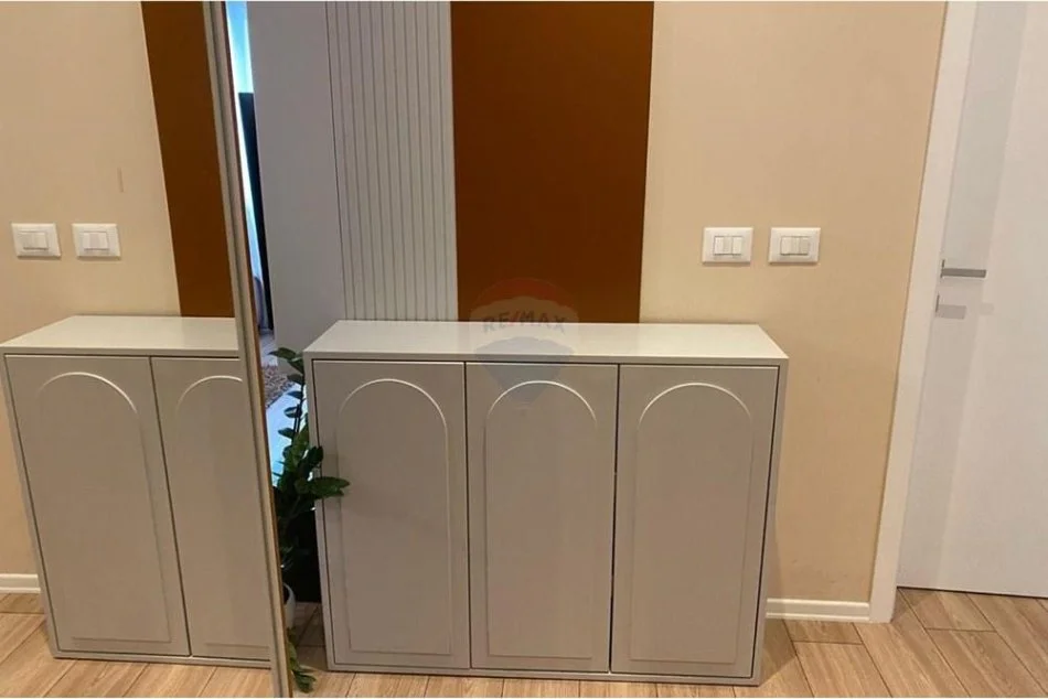 Tirane, jepet me qera apartament 2+1 Kati 4, 750 € (KOMPLEKSI KONTAKT)