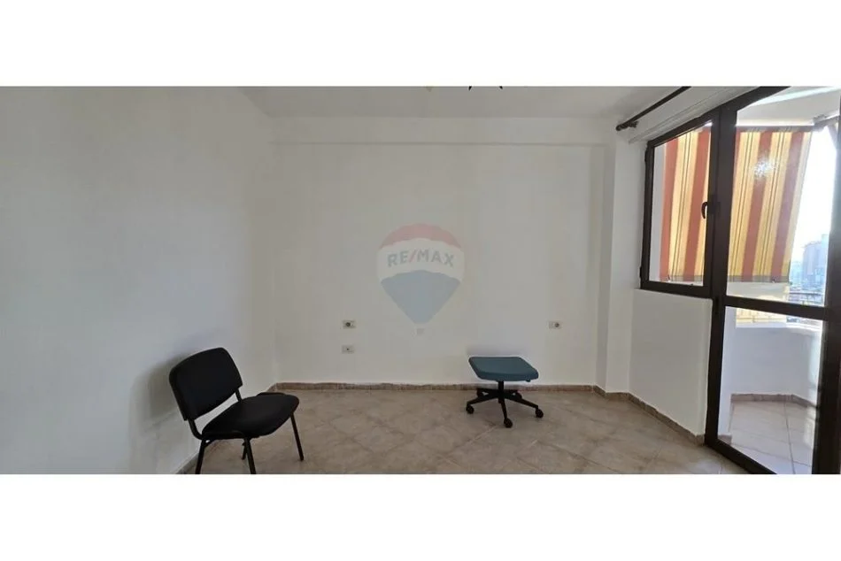 Tirane, jepet me qera apartament 1+1 , 60 m² 450 € (rruga e elbasanit)