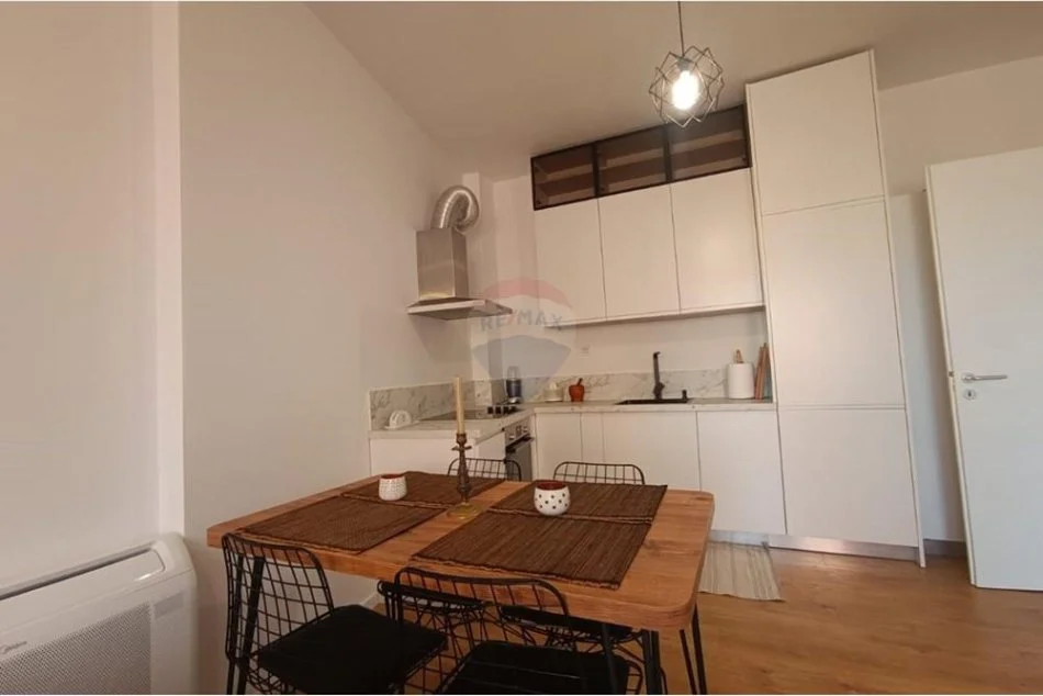 Tirane, jepet me qera apartament 1+1+Ballkon Kati 5, 67 m² 700 € (rruga qemal stafa)