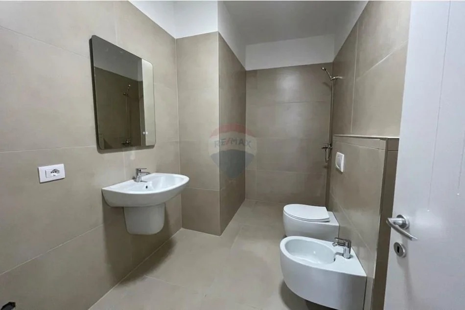 Tirane, jepet me qera apartament 2+1 , 95 m² 600 € (fusha e aviacionit)