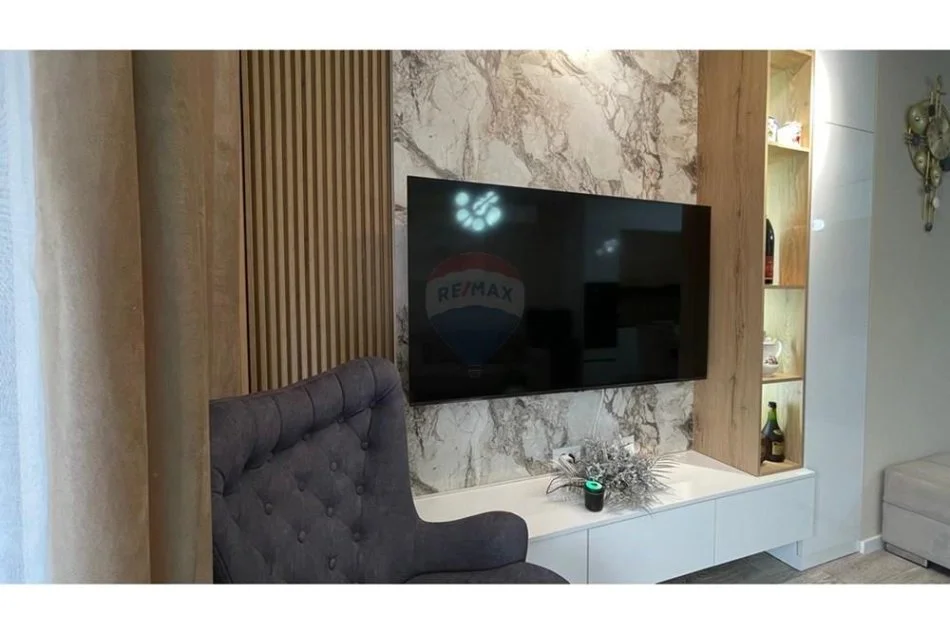 Tirane, jepet me qera apartament 2+1+Ballkon Kati 2, 115 m² 800 € (bulevardi i ri)