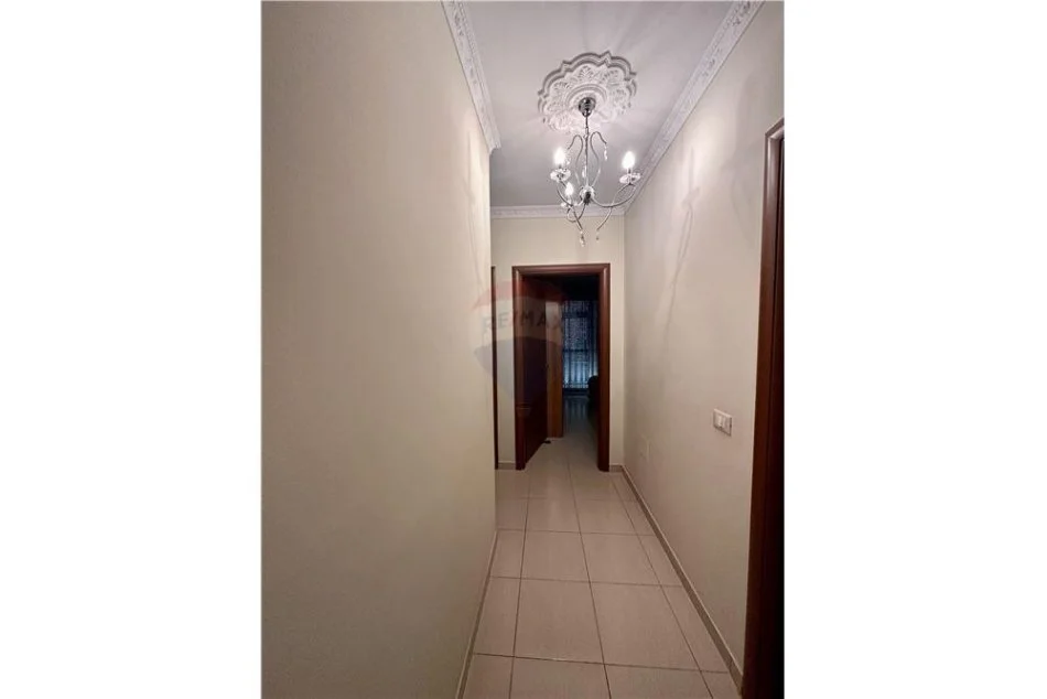 Tirane, jepet me qera apartament 2+1+Ballkon Kati 5, 100 m² 500 € (kodra e diellit 1)