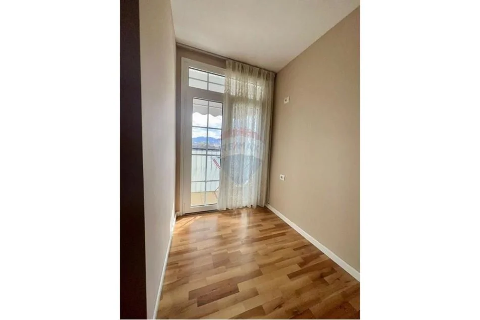 Tirane, jepet me qera apartament 1+1 , 94 m² 730 € (Rr. Myslym Shyri)