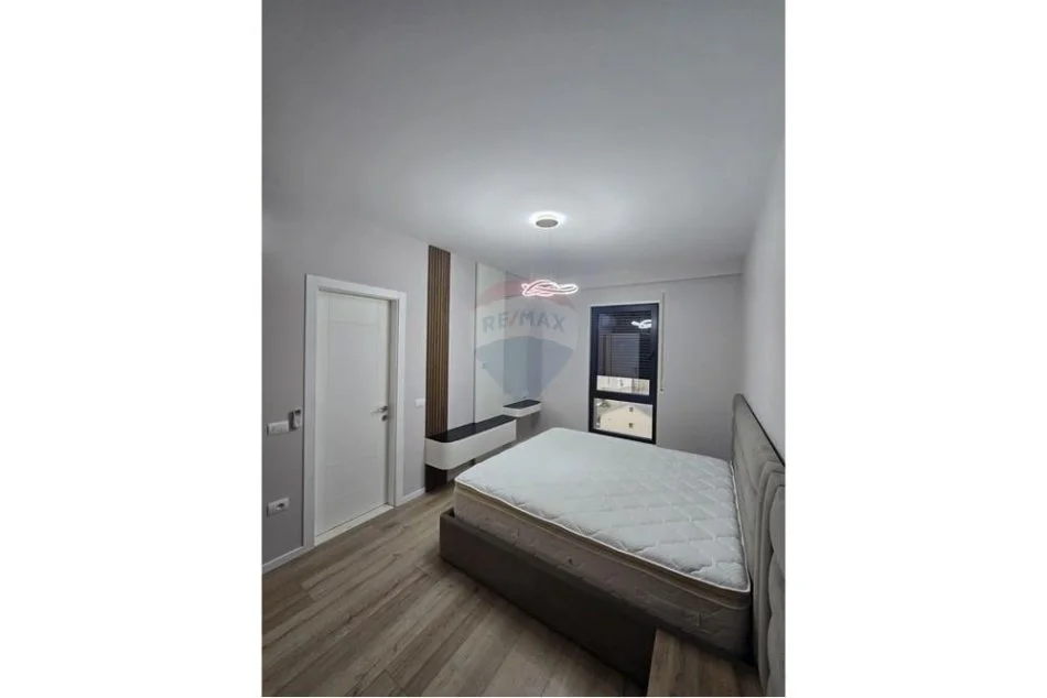 Tirane, jepet me qera apartament 2+1 , 110 m² 800 € (porcelan)