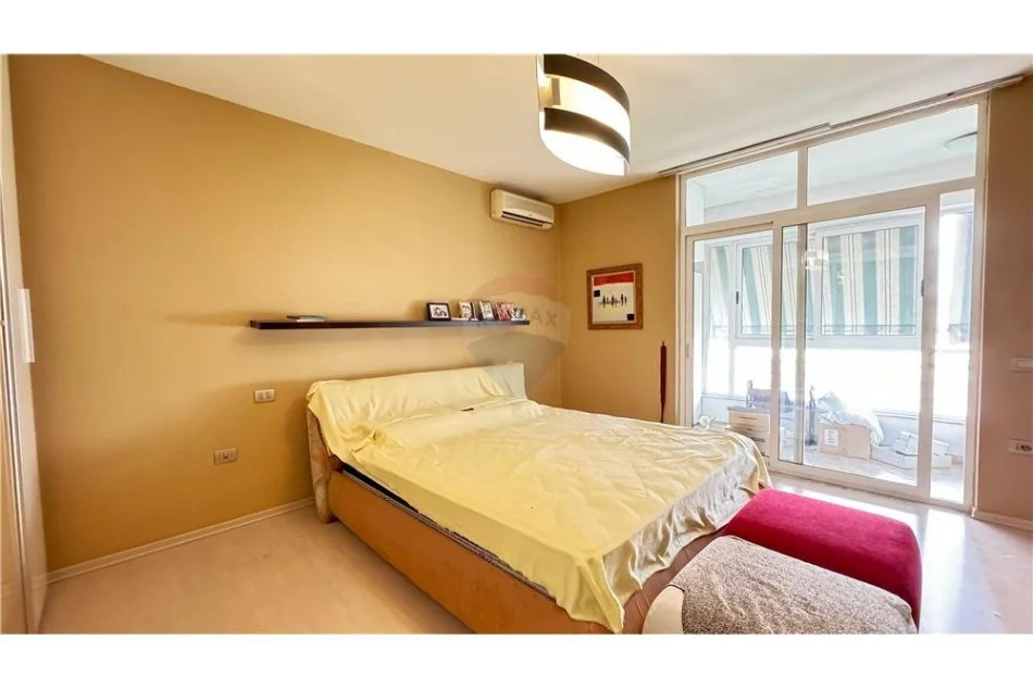 Tirane, jepet me qera apartament 2+1 , 126 m² 800 € (komuna e parisit)