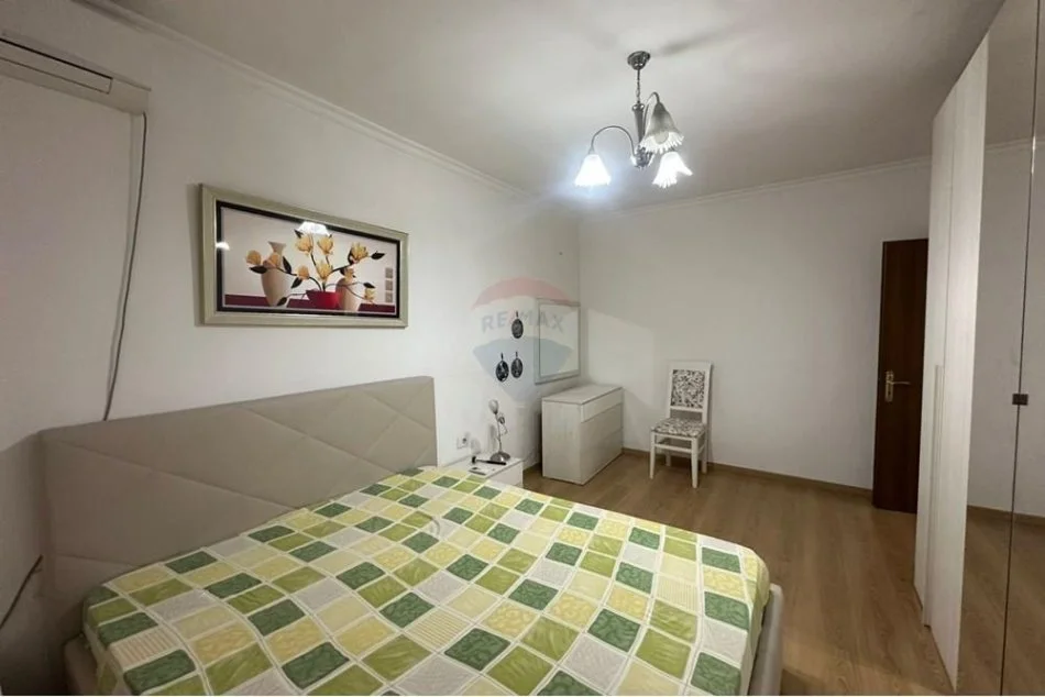Tirane, jepet me qera apartament 1+1 , 65 m² 450 € (Pazar i Ri)