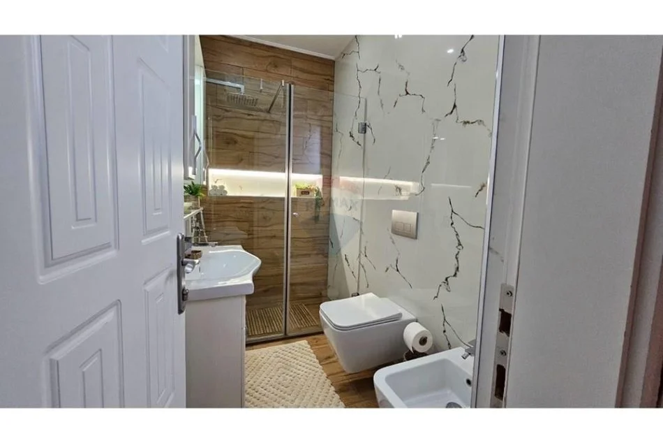 Tirane, jepet me qera apartament 2+1 , 71 m² 700 € 