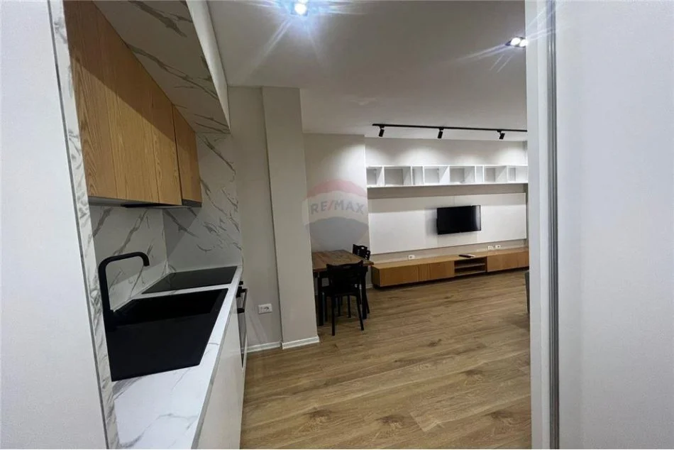 Tirane, jepet me qera garsonier 1+1 Kati 4, 50 m² 400 € (GARSONIERE ME QIRA ISH TREGU ELEKTRIK)