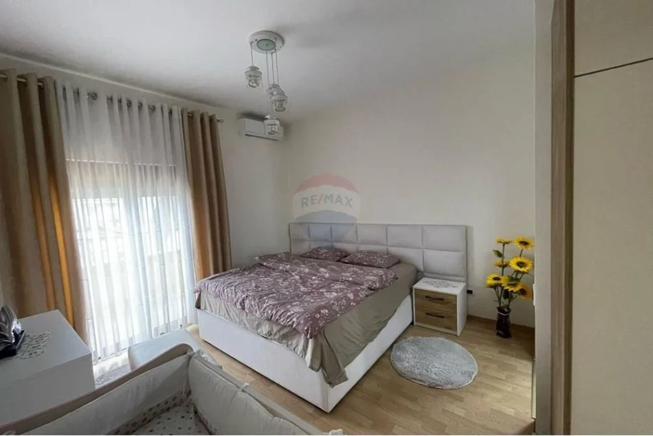 Tirane, jepet me qera apartament 2+1+Ballkon Kati 2, 90 m² 650 € (Liqeni i Thate)