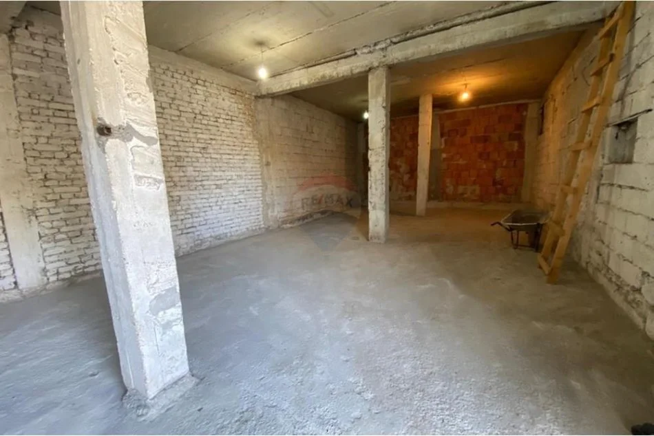 Tirane, jepet me qera magazine Kati 0, 130 m² 45.000 € (MAGAZINE PER QIRA TEK ALI DEMI)