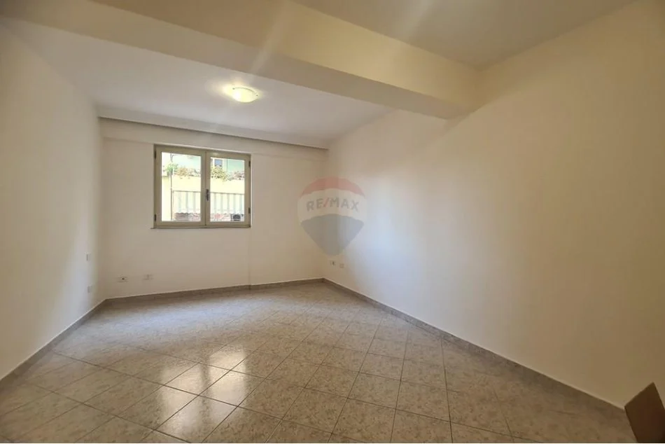 Tirane, jepet me qera apartament 1+1 , 450 € (Myslym Shyri)